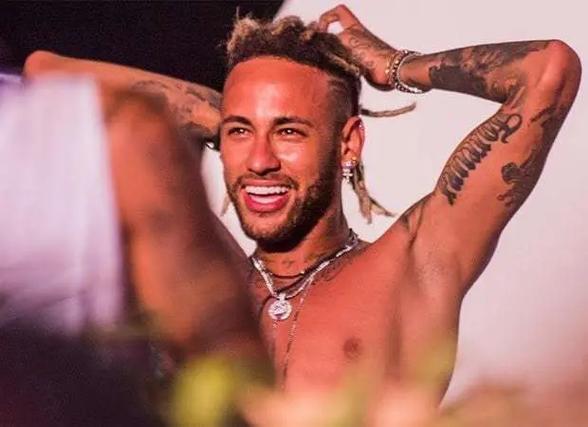 足球曝英超豪门盯上天才中卫，报价或破纪录