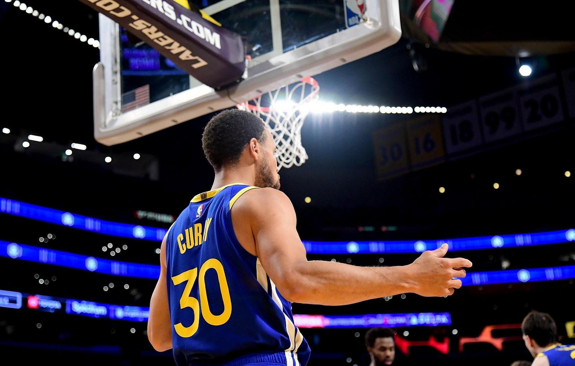 长谷川滋利在安纳海姆天使展现稳定的中继实力，确立亚洲投手多功能价值