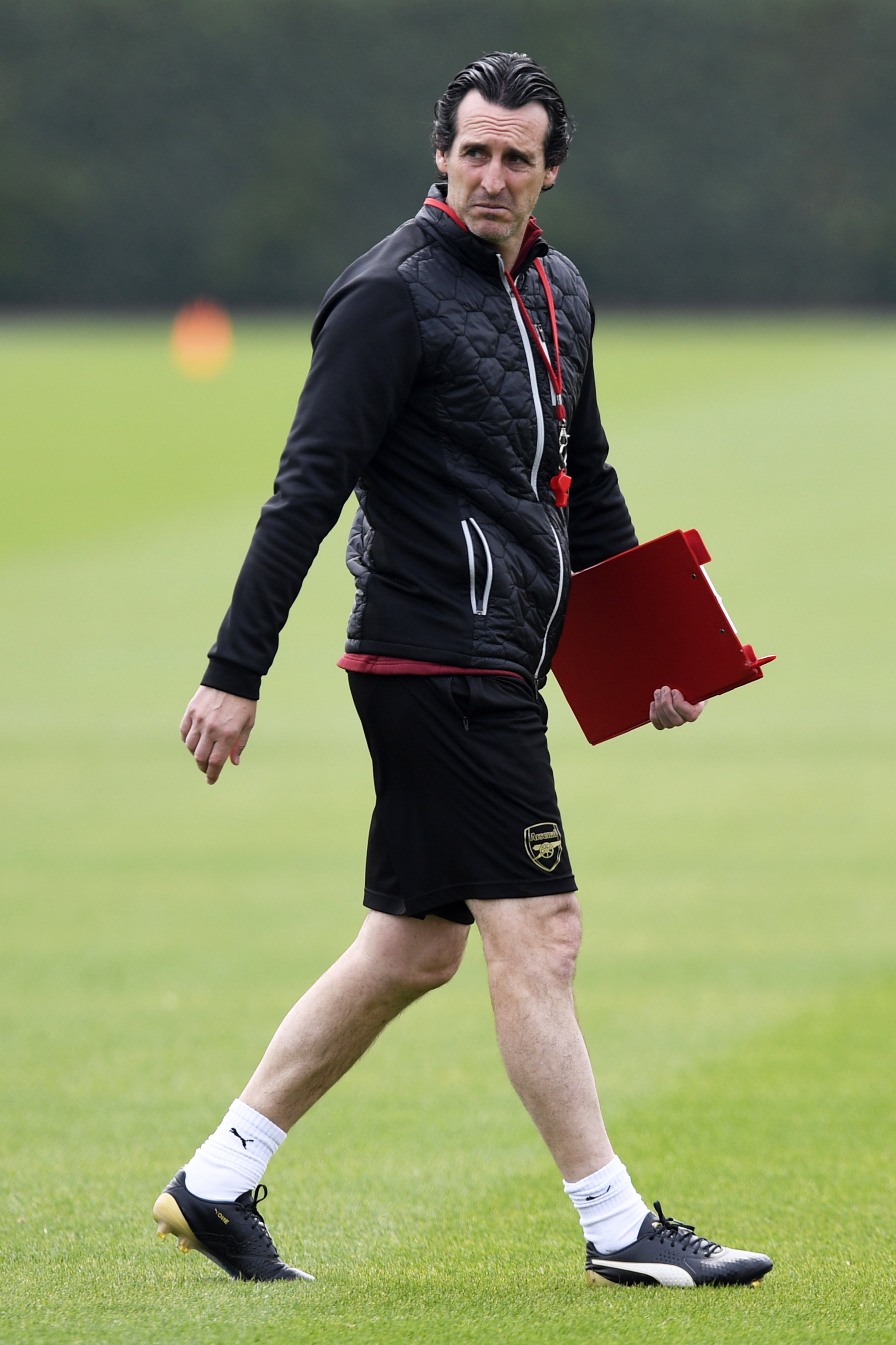 詹皇赛场怒瞪队友！连东契奇都难承受的表情，顿时惹争议